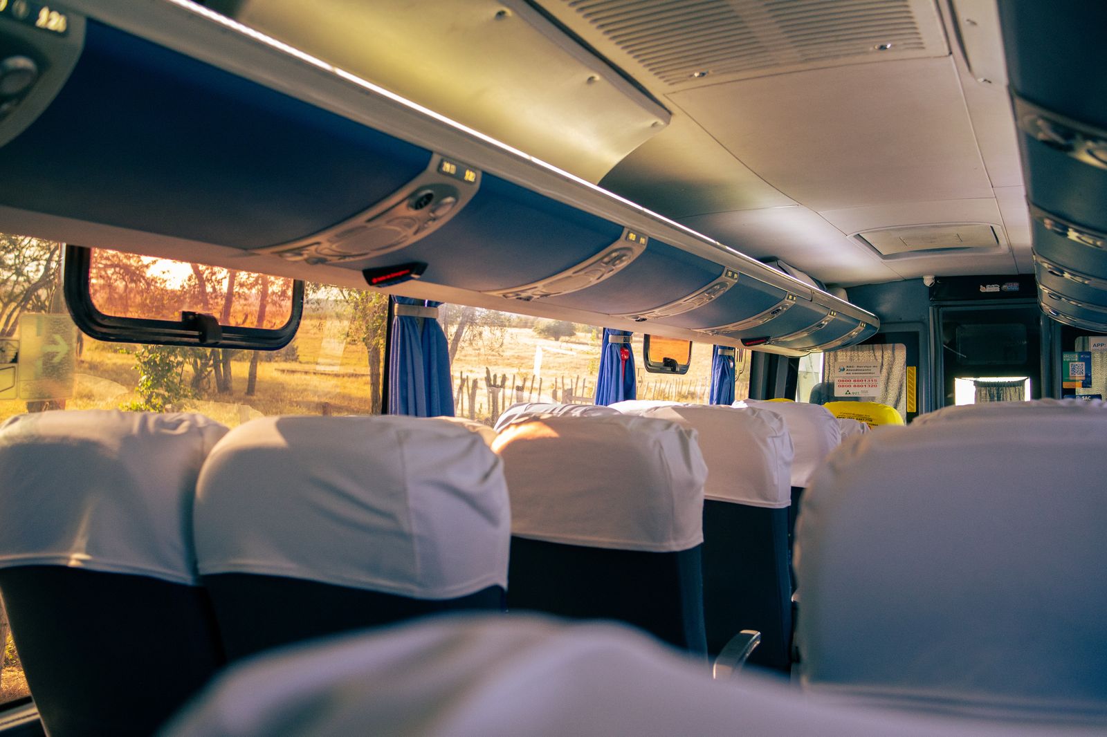 Interior do ônibus, poltronas reclináveis