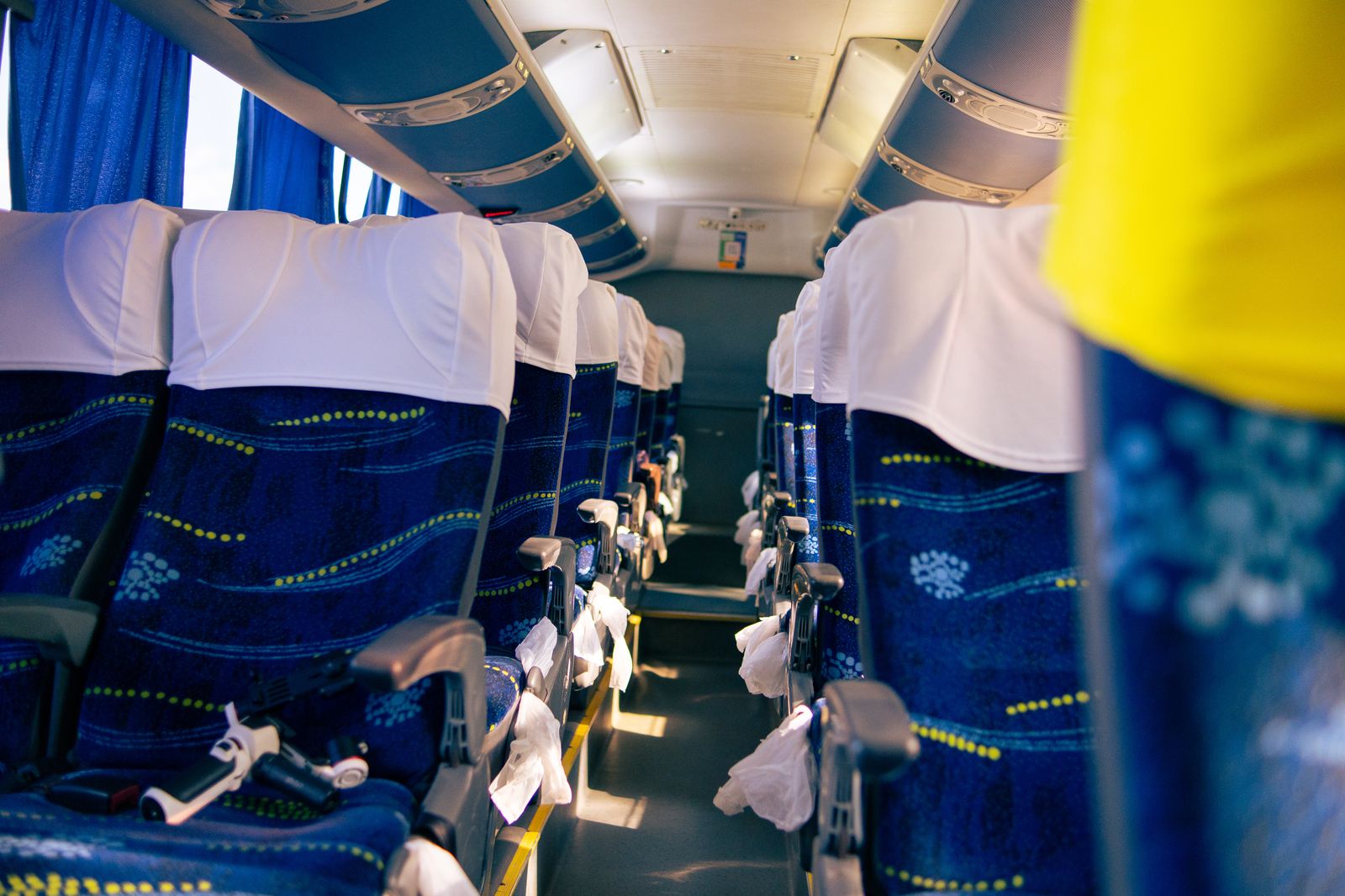 Corredor interno do ônibus