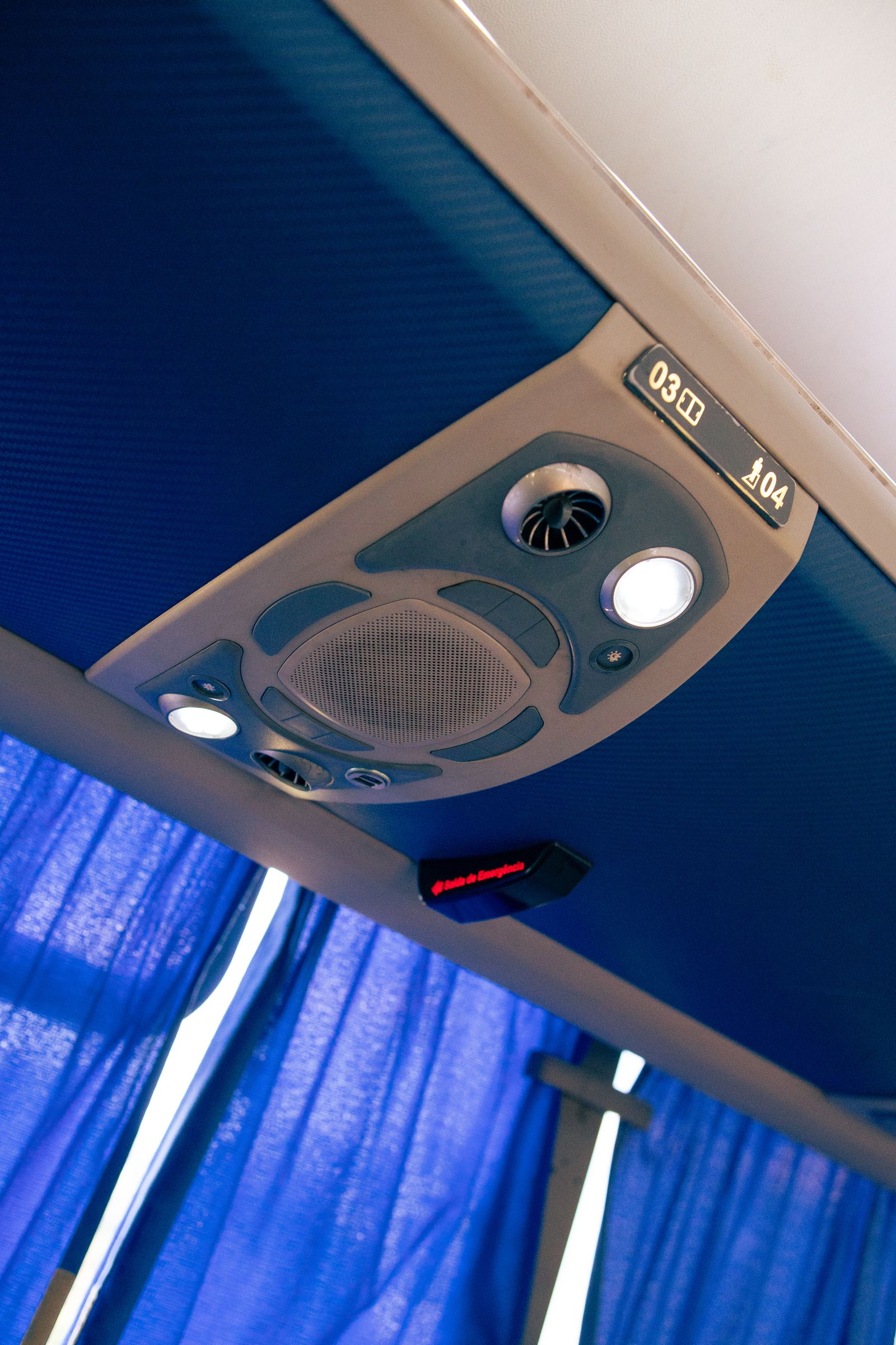 Painel individual de ar, luz e USB acima do assento